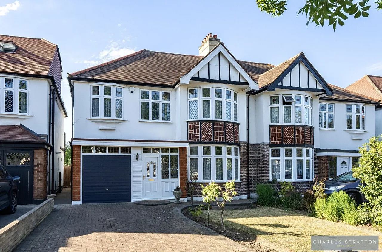 4 bed house for sale — Main Road, Romford, Essex, RM2 6LS