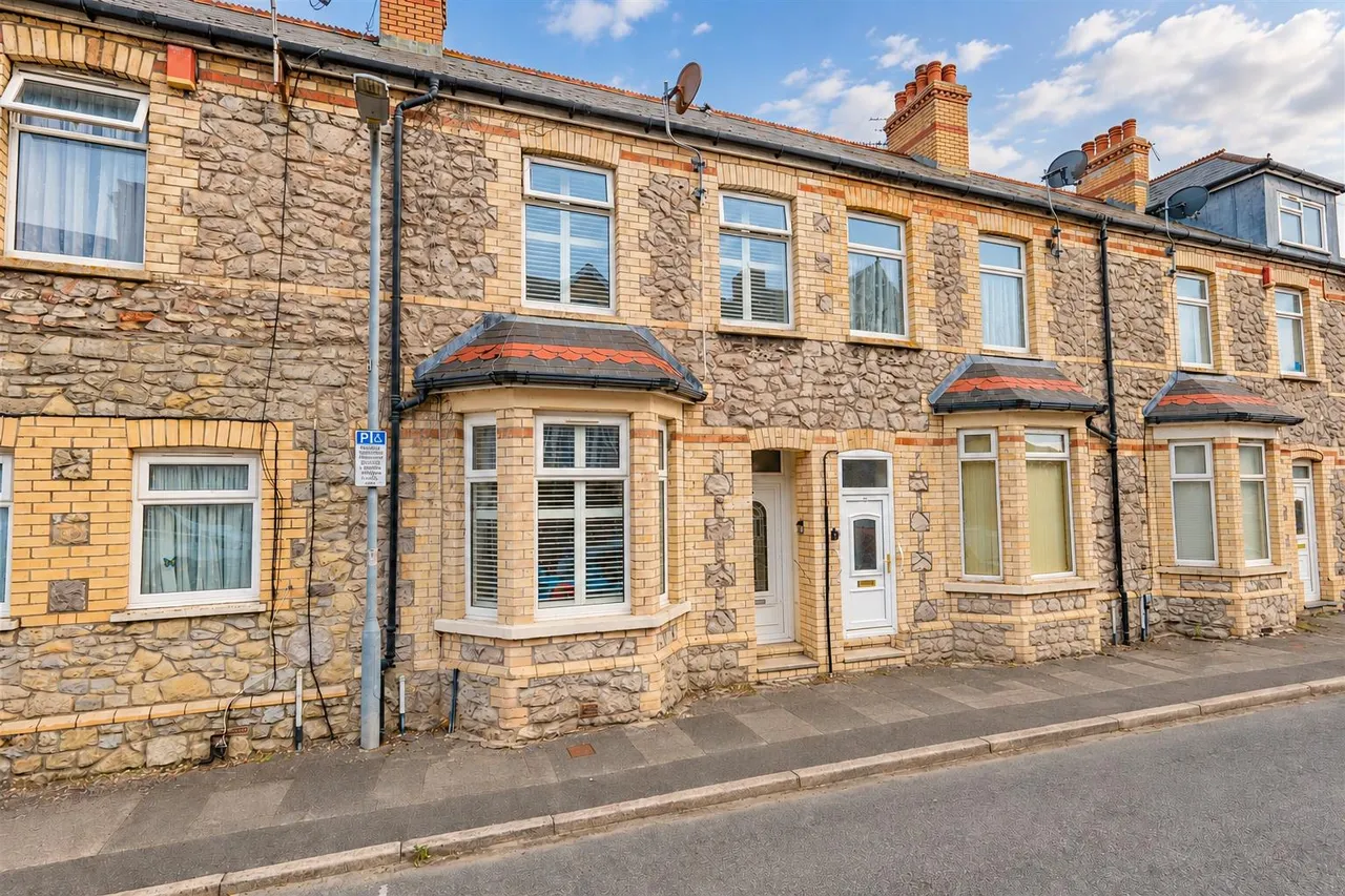 2 bed house for sale — Courtenay Road, Barry, CF63 3QG