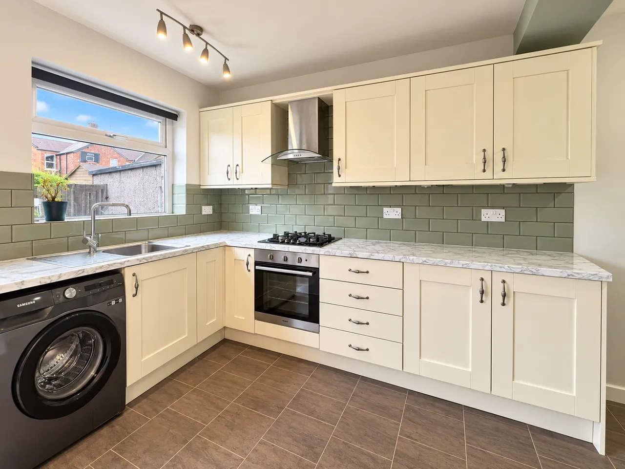 Lynwood Grove, Sale, M33, photo 5