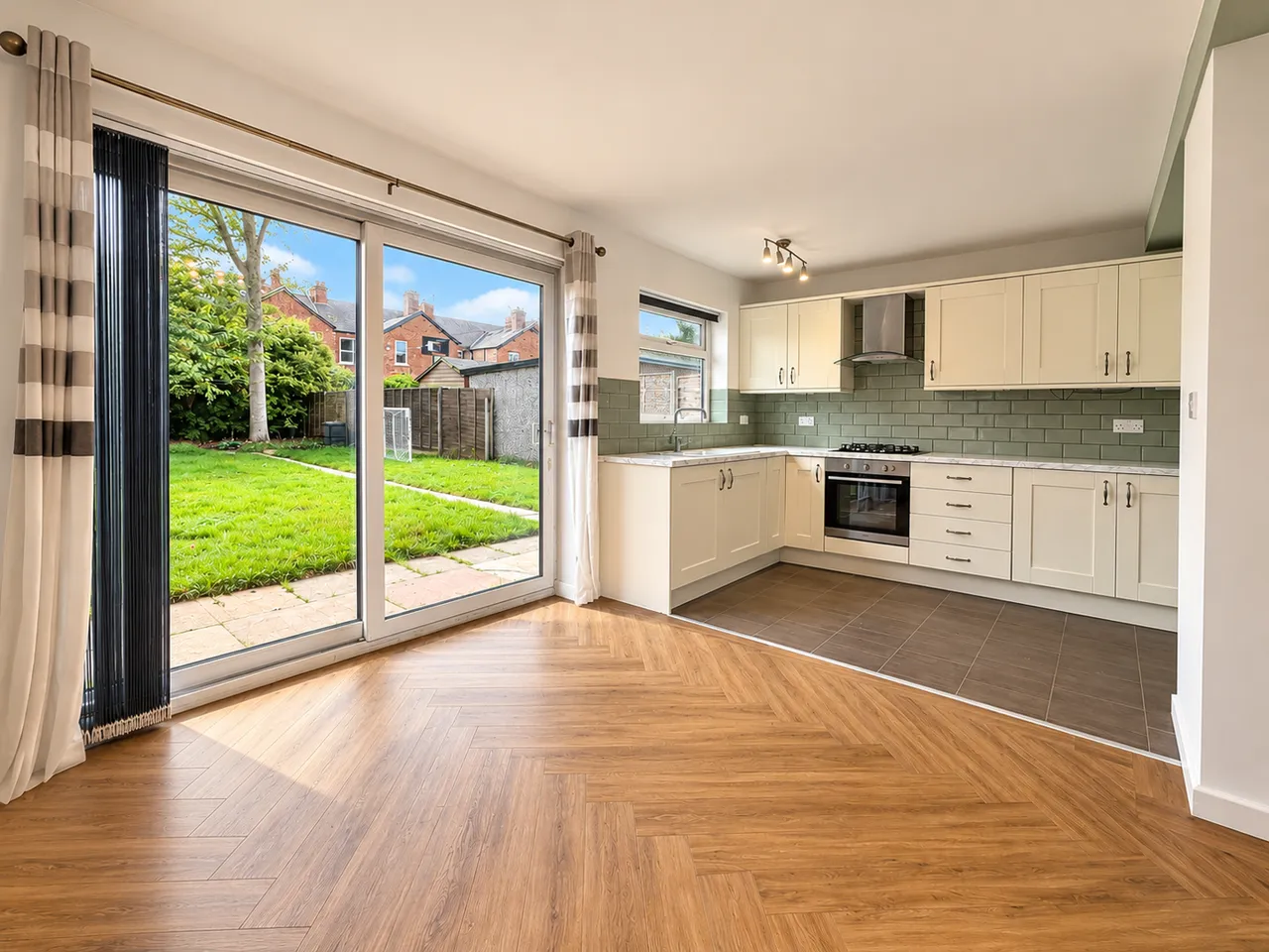 Lynwood Grove, Sale, M33, photo 4
