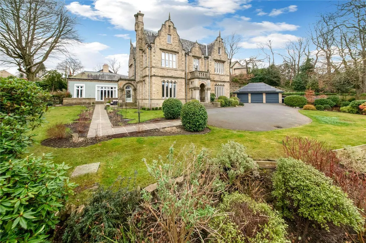 6 bed house for sale — Calf Hill Road, Holmfirth, HD9 3UB