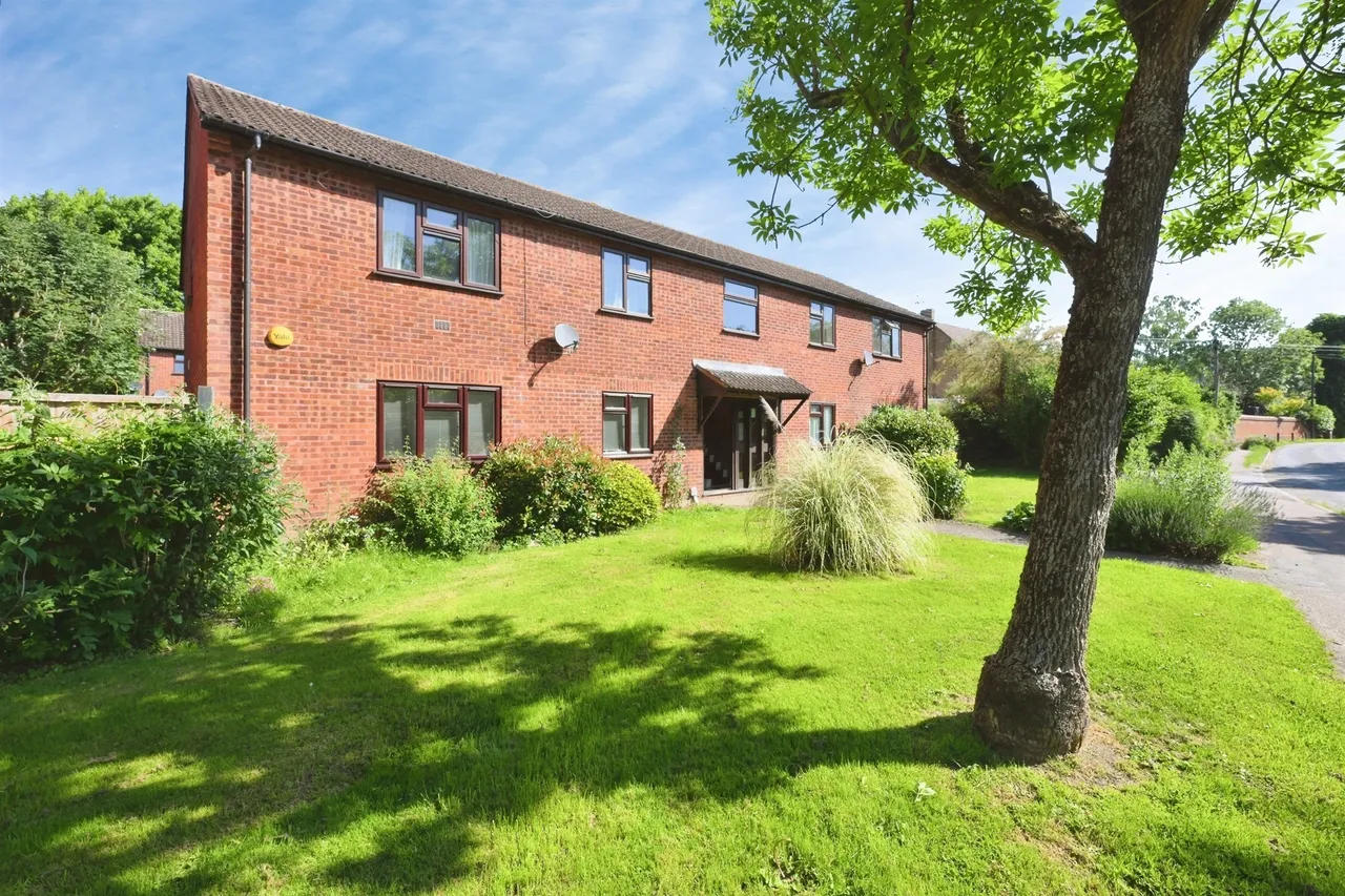 2 bed flat for sale — Dellfield, Wadesmill, Ware