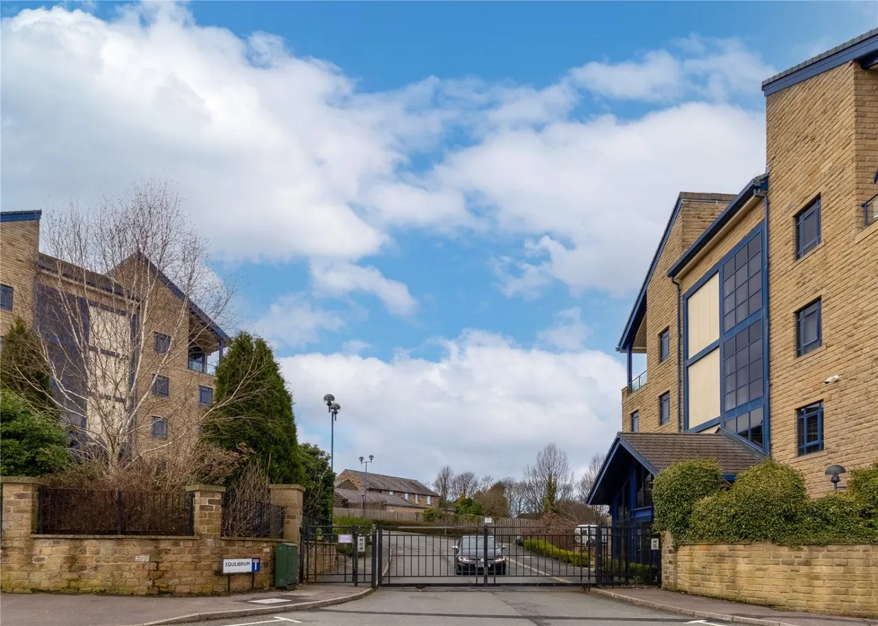2 bed flat for sale, Plover Road, Lindley, HD3