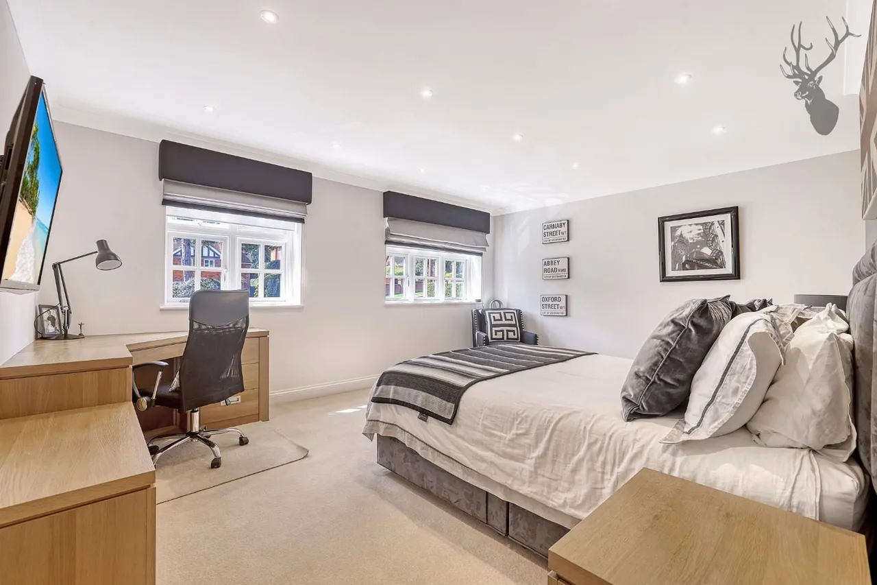 St. Johns Road, Loughton, IG10, photo 31