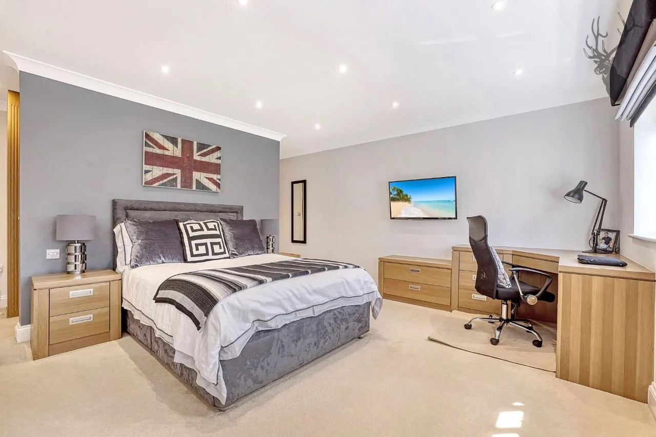 St. Johns Road, Loughton, IG10, photo 30