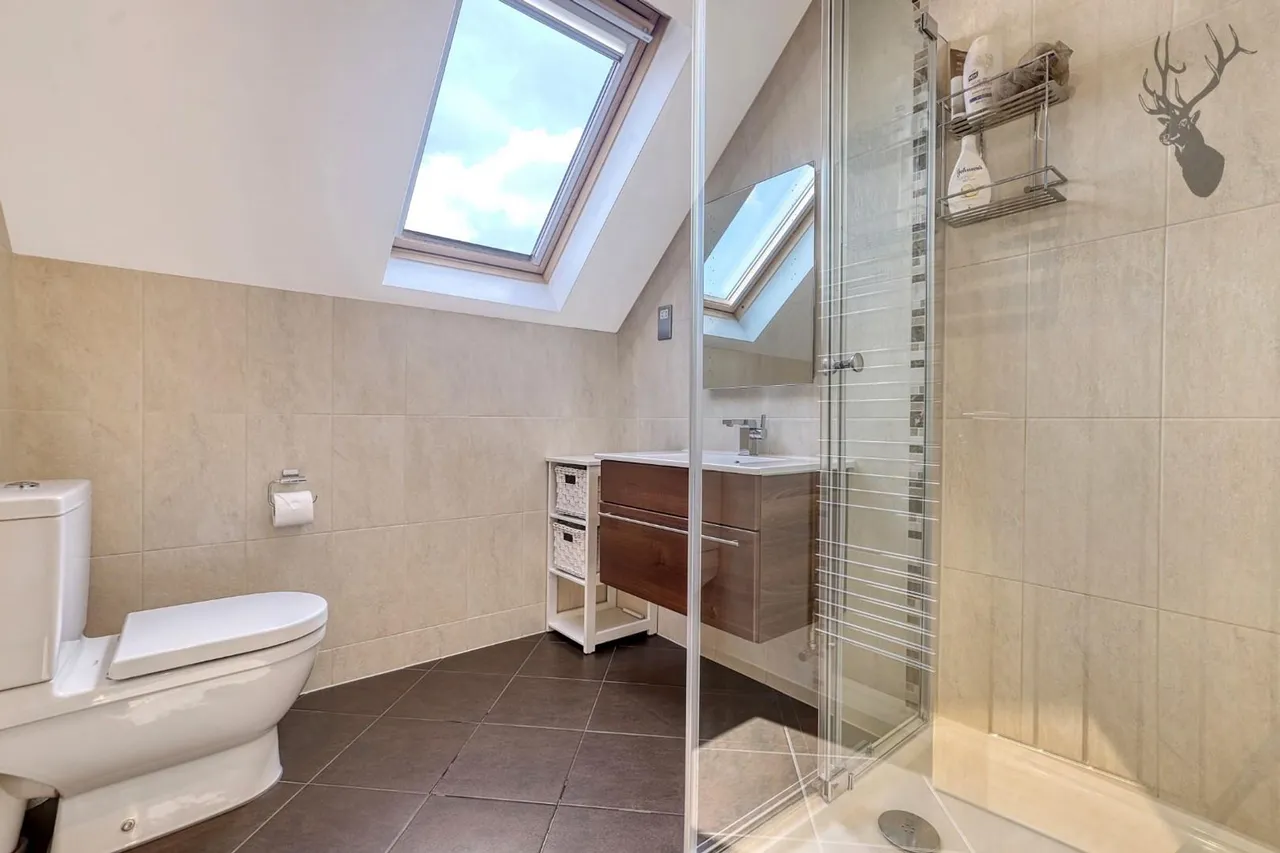 St. Johns Road, Loughton, IG10, photo 17