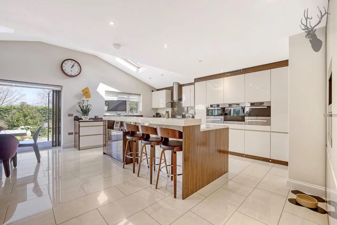 St. Johns Road, Loughton, IG10, photo 4