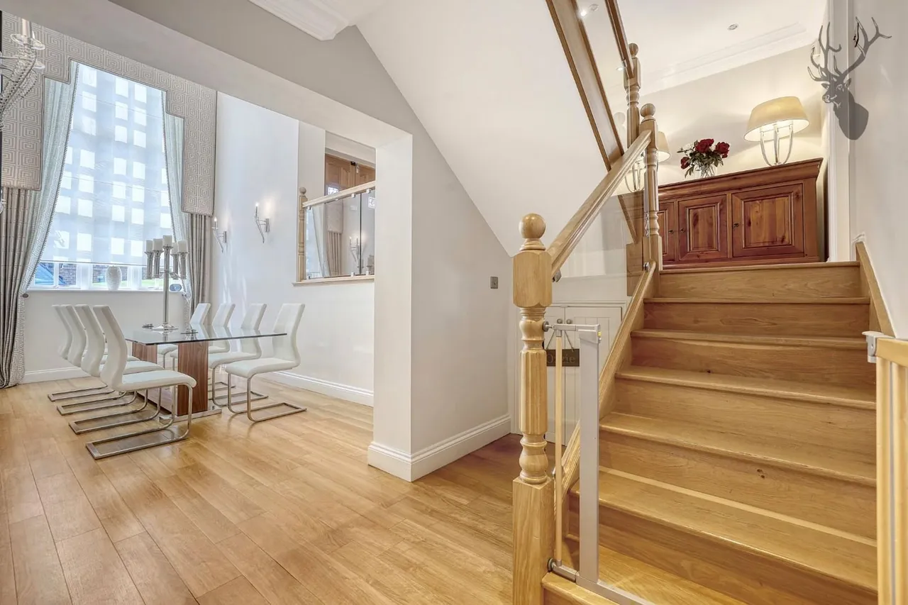 St. Johns Road, Loughton, IG10, photo 37