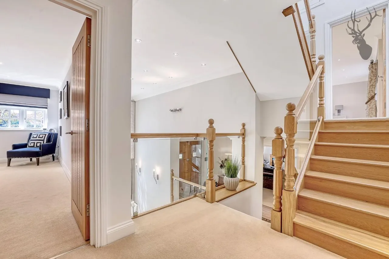 St. Johns Road, Loughton, IG10, photo 32