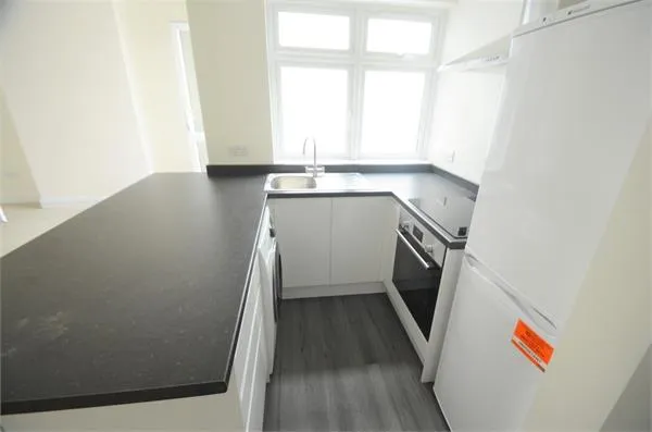 The Broadway, Mill Hill, photo 2