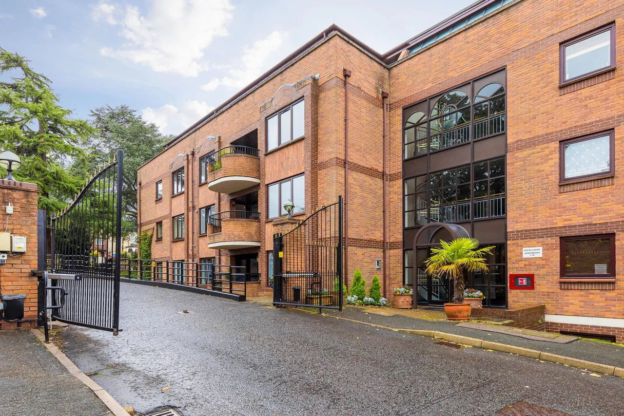 2 bed flat for sale, Forest Heights, Buckhurst Hill, IG9