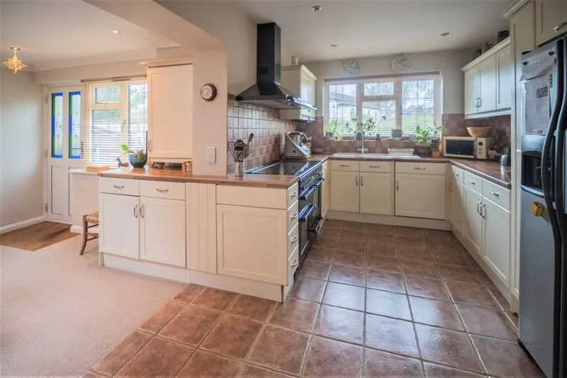 Eastwick Road Great Bookham, Leatherhead KT23 4BJ, photo 12