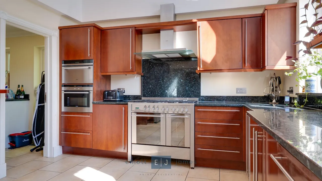 Sewardstone Road, London, E4, photo 9
