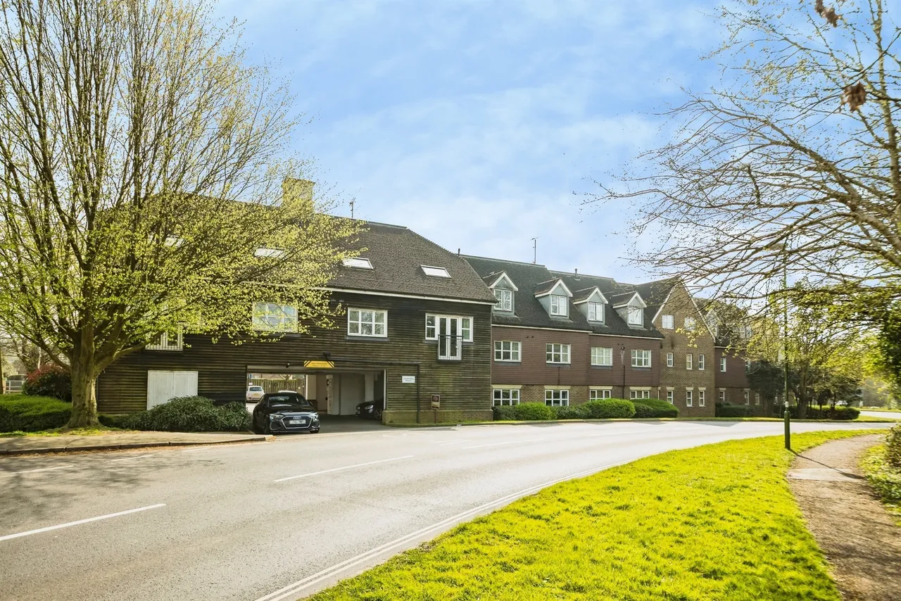 2 bed flat for sale — Brookhill Road, Copthorne, Crawley
