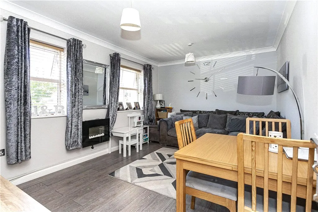 International Way, Sunbury-on-Thames, TW16, photo 2