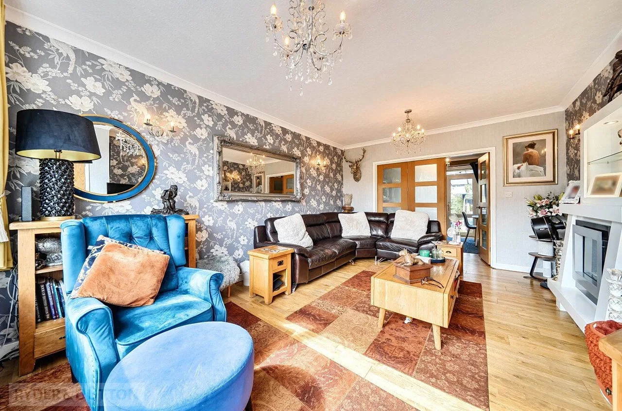 Edward Road, Shaw, OL2, photo 7