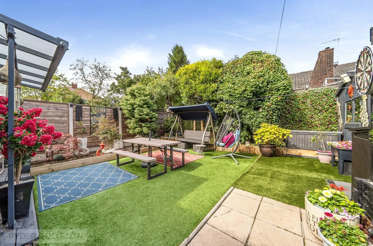 Edward Road, Shaw, OL2, photo 3