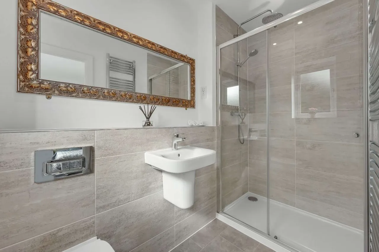Botleys Road, Ottershaw, KT16, photo 14