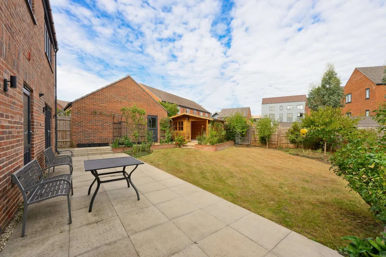 Botleys Road, Ottershaw, KT16, photo 18