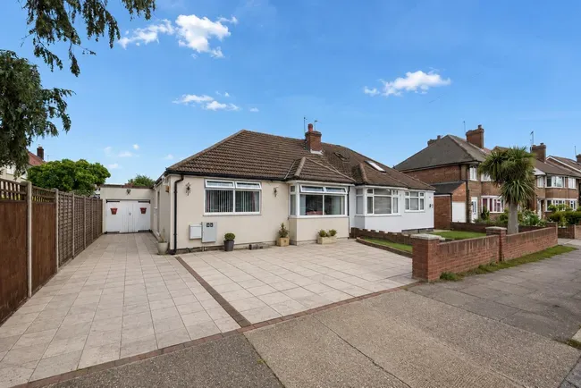 2 bed house for sale — Collins Drive, Ruislip