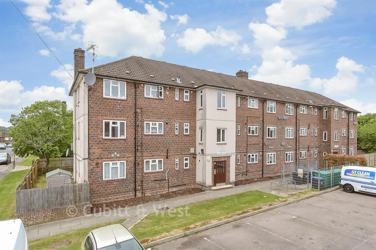 2 bed flat for sale, Radstock Way, Merstham, RH1