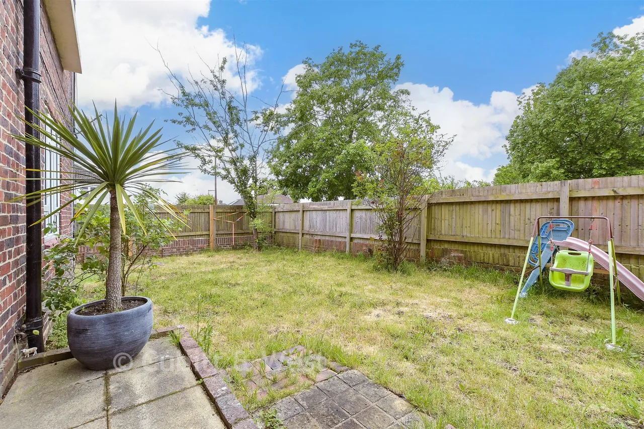 Radstock Way, Merstham, RH1, photo 2