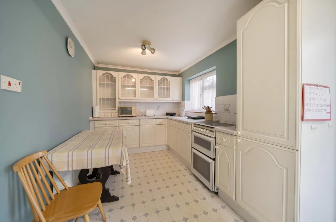 Highfield Path, Farnborough, Hampshire, GU14 0HN, photo 2