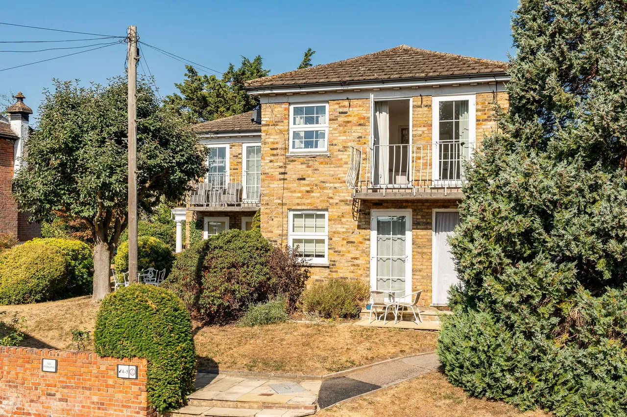 2 bed flat for sale — Thunder Court, Ware, SG12 0PT