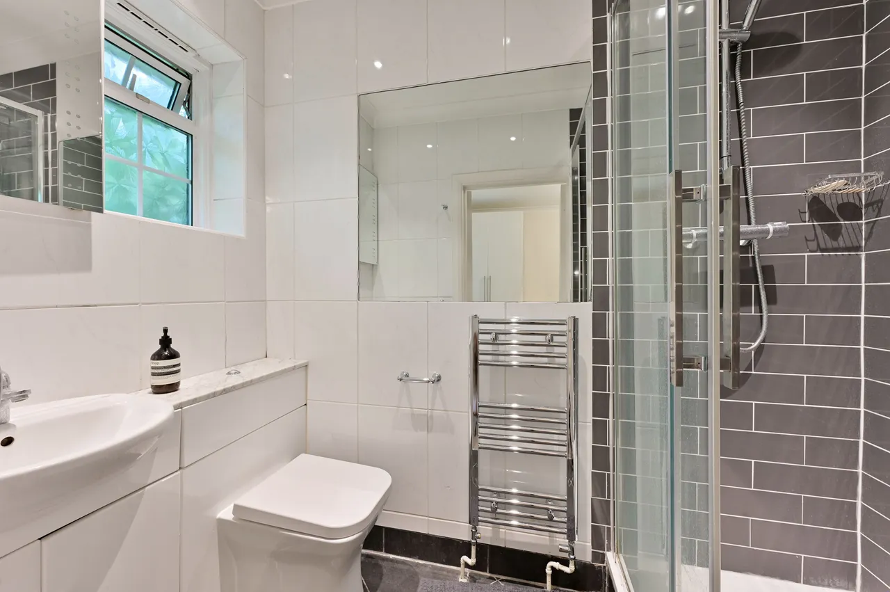 B Downs Court Cottage, 20 The Downs, London, photo 5