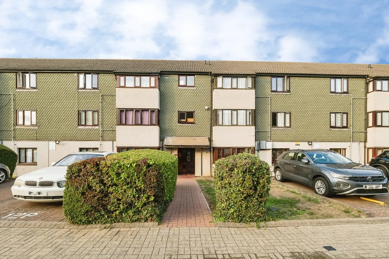 2 bed flat for sale, Teviot Avenue, South Ockendon, RM15