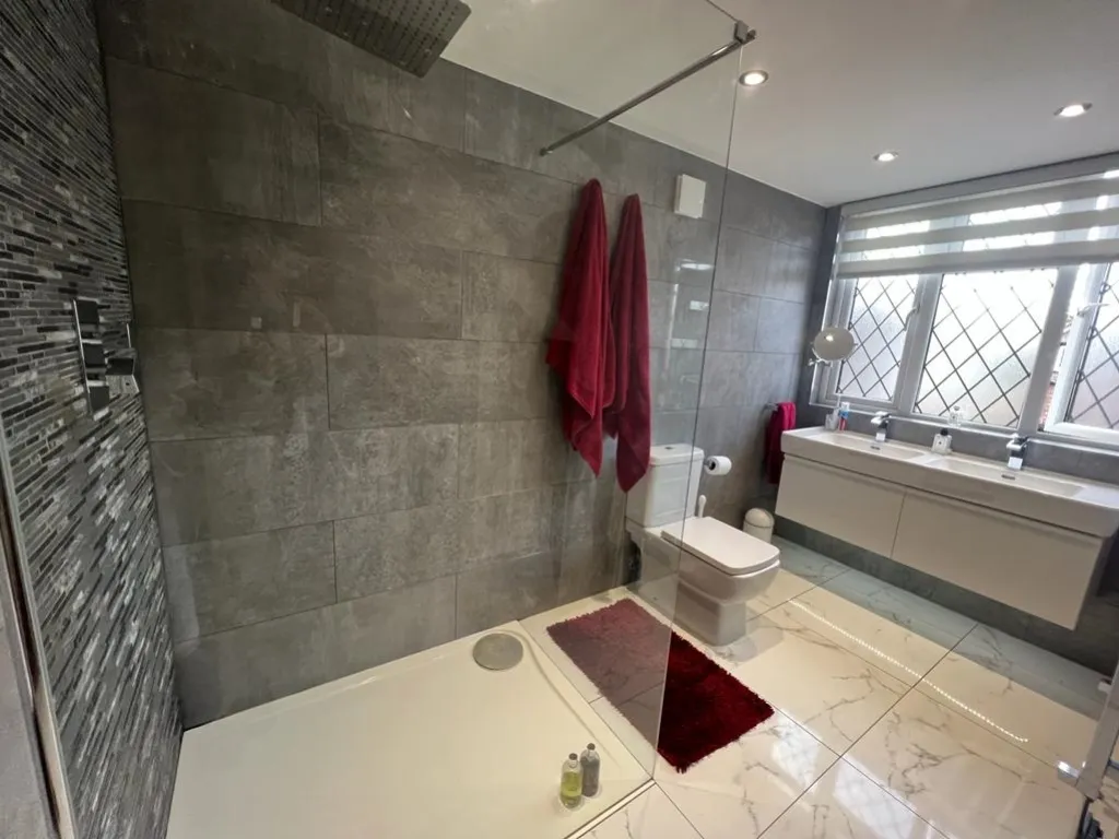 Vicarage Avenue, Surrey Egham, TW20, photo 10