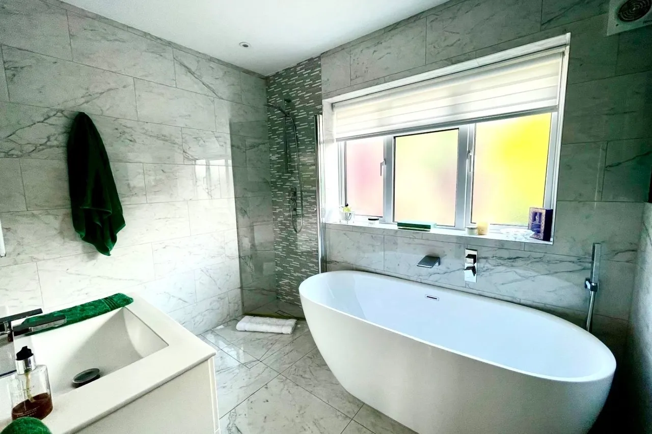 Vicarage Avenue, Surrey Egham, TW20, photo 15