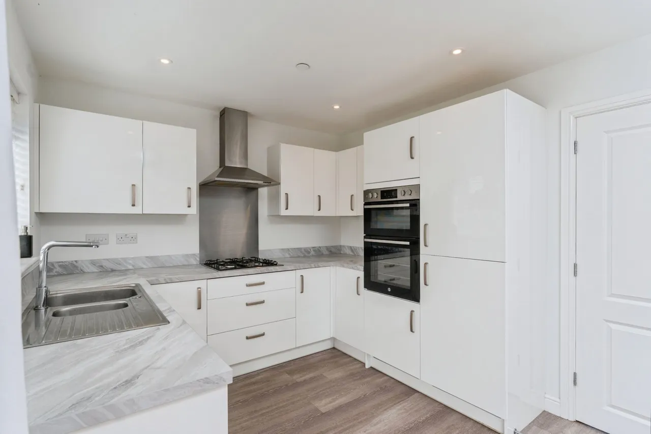 Ffordd Lloyd, Rhyl, LL18, photo 4