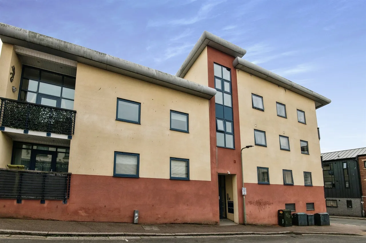 2 bed flat for sale — Smythen Street, Exeter