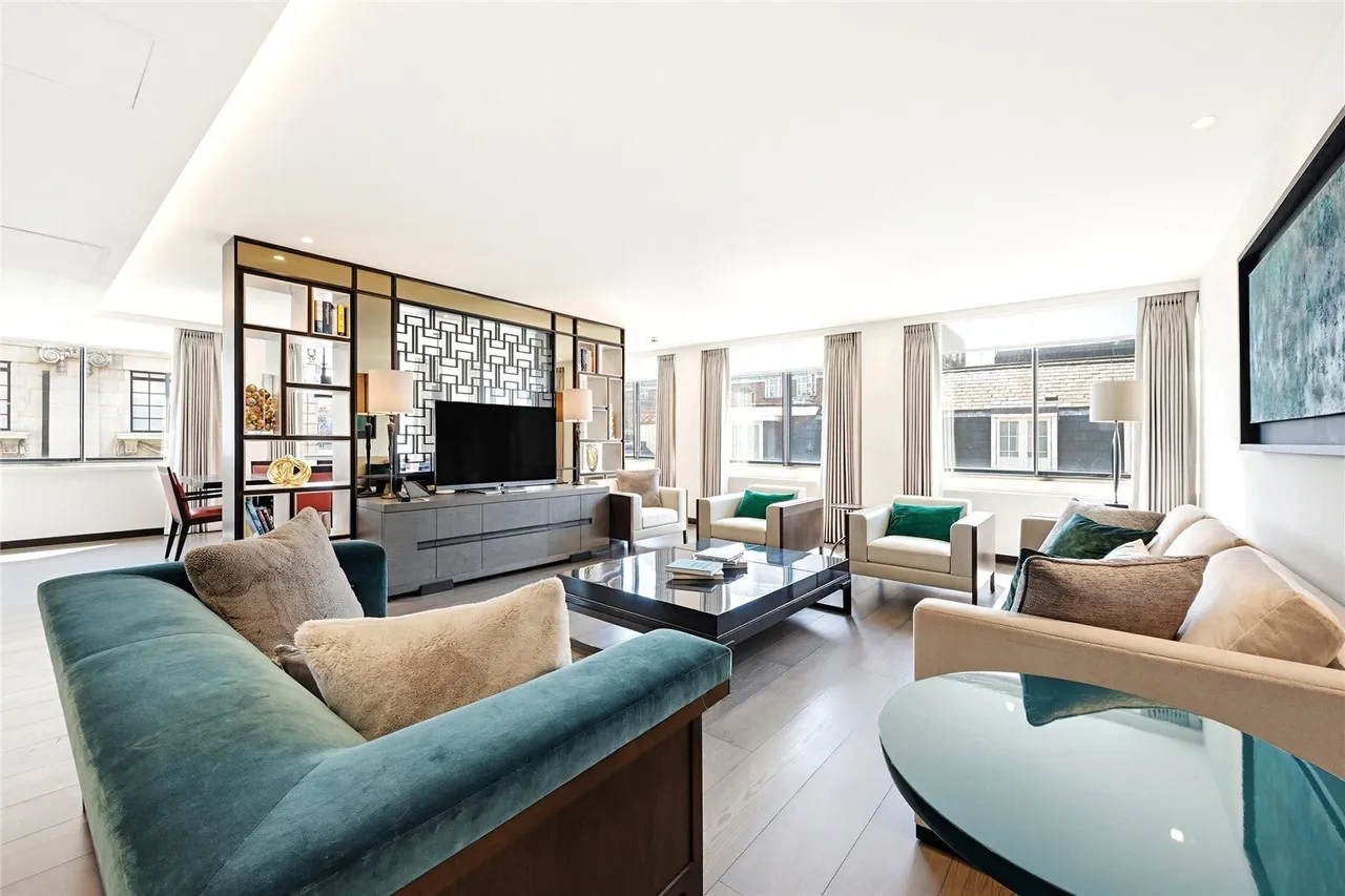 3 bed flat to rent, Curzon Street, London, W1J