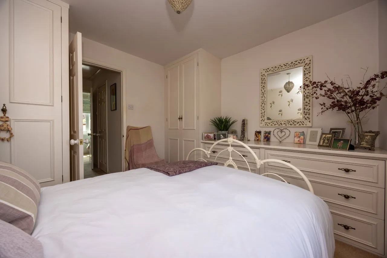 Down Road, Merrow, GU1, photo 27