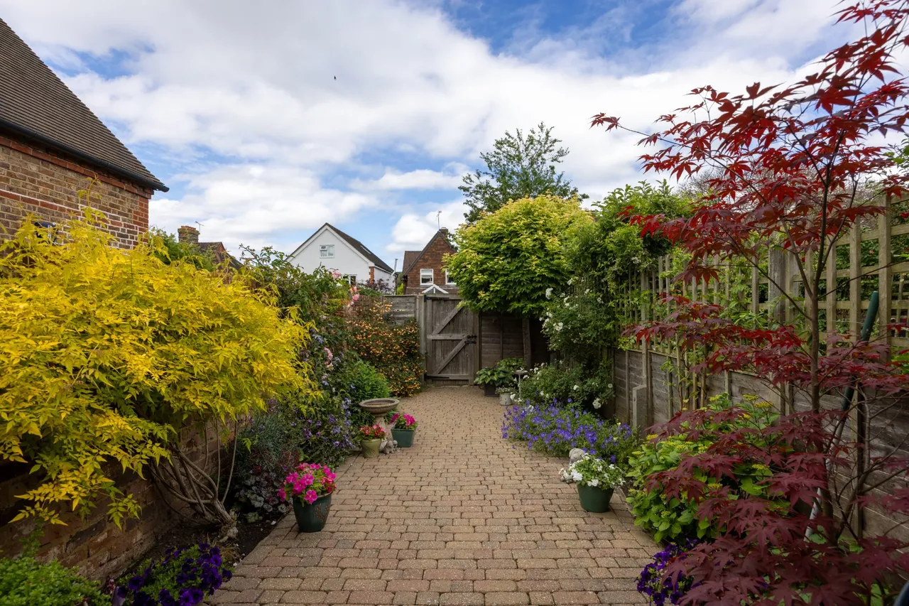 Down Road, Merrow, GU1, photo 14
