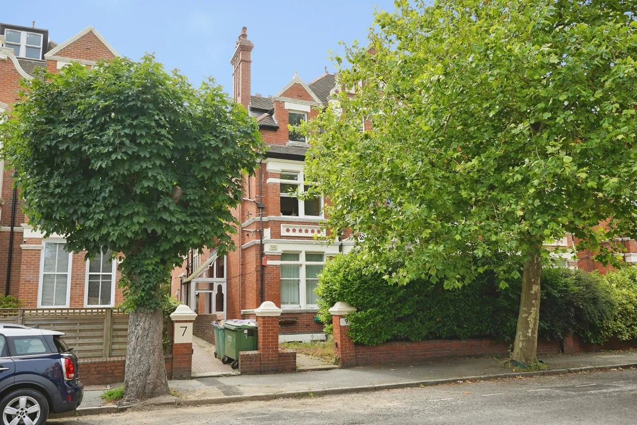 2 bed flat for sale — Grimston Avenue, Folkestone, Kent, CT20