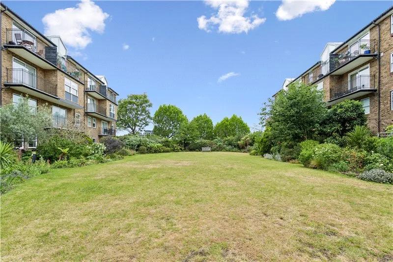 Whistlers Avenue, London, Morgans Walk, Battersea Church Road, SW11, photo 4