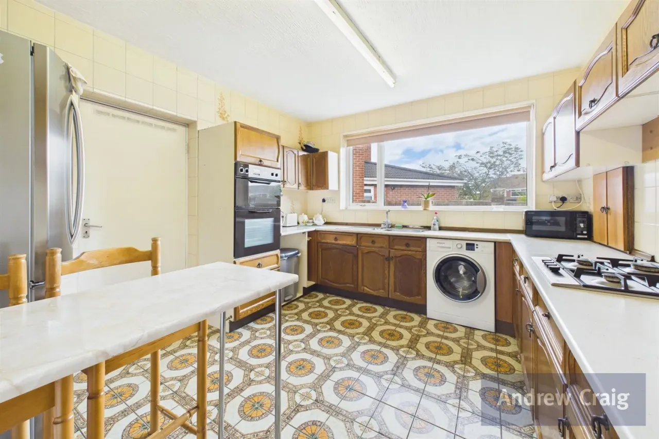 Lonsdale Avenue, South Bents Whitburn, SR6, photo 3