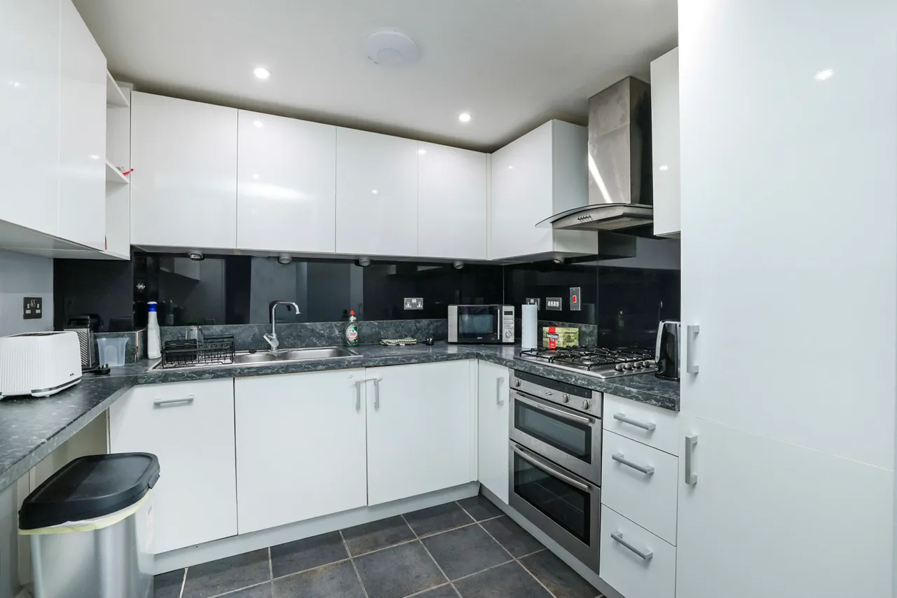 Kingsend Fees Apply, HA4, photo 2