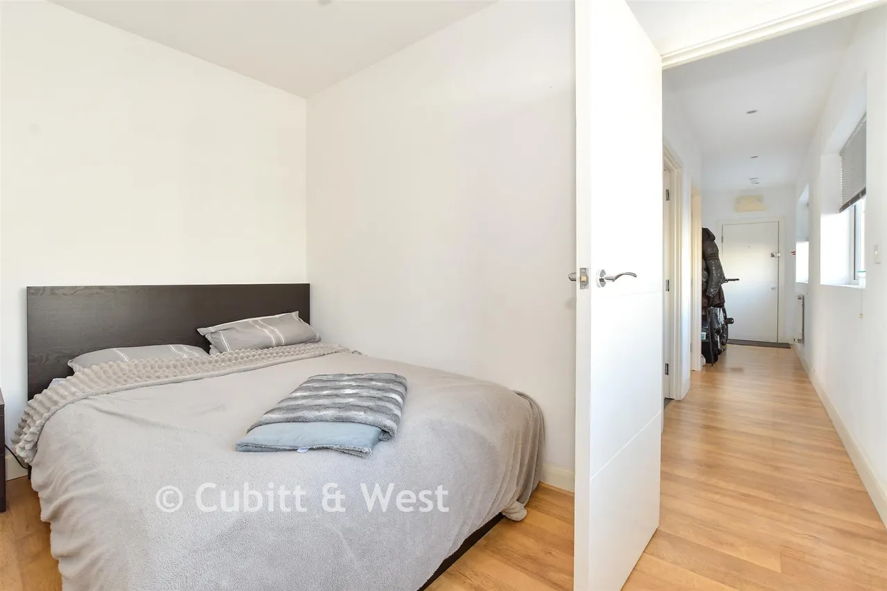 Gatwick Road, Crawley, RH10, photo 5