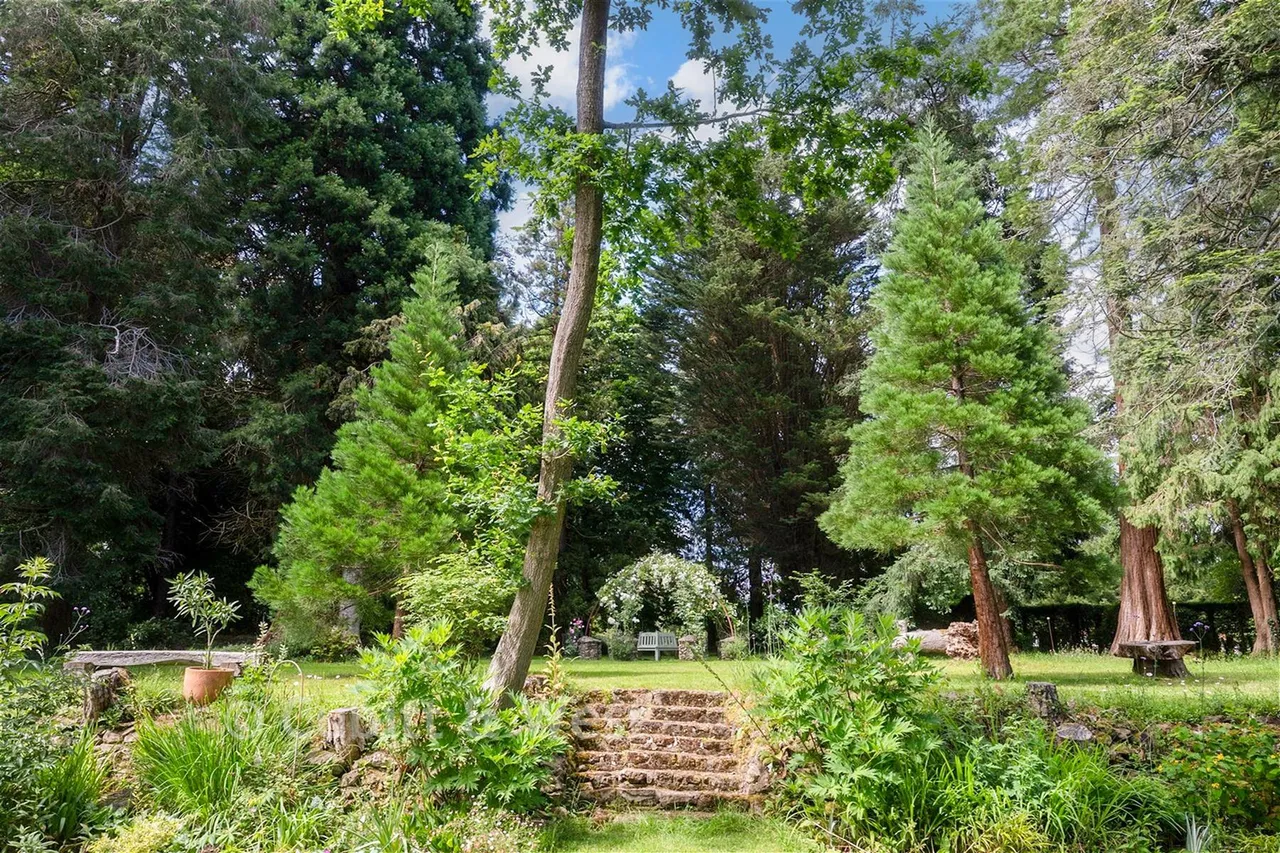 2 bed flat for sale, Highacre, Dorking, RH4