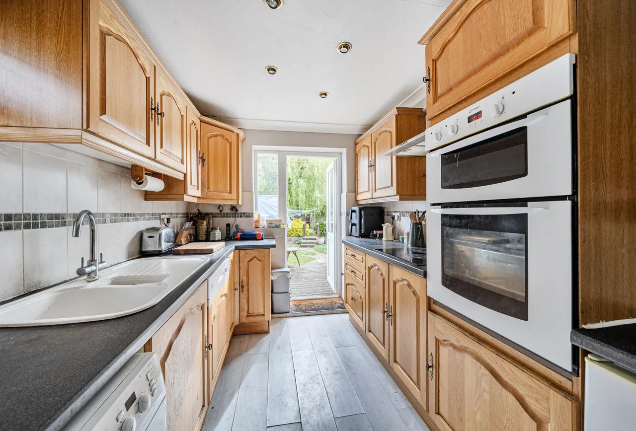 Busbys Close, Oxfordshire, Clanfield, OX18 2RD, photo 2