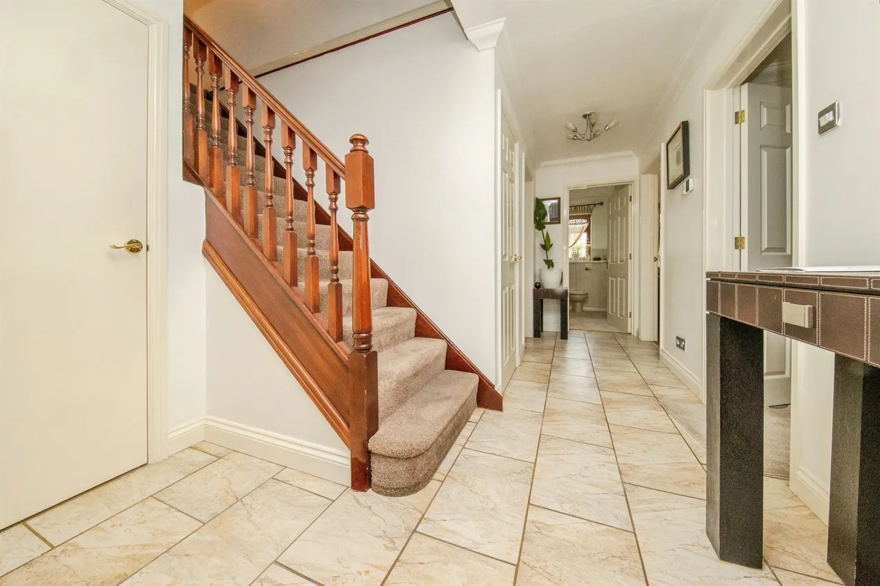 Valleyview Drive, Rushmere St. Andrew, Ipswich, photo 2