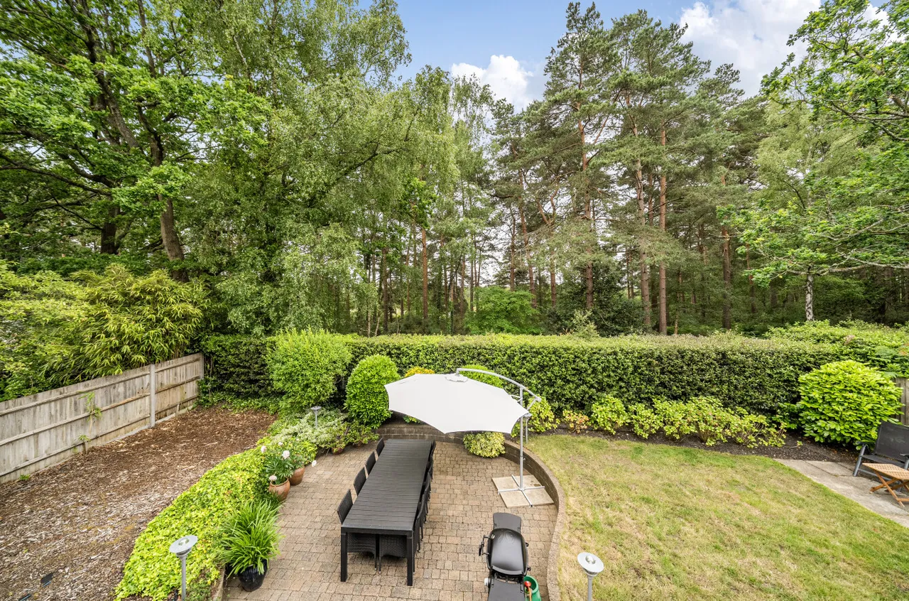 Heronscourt, Lightwater, Surrey, GU18 5SW, photo 11
