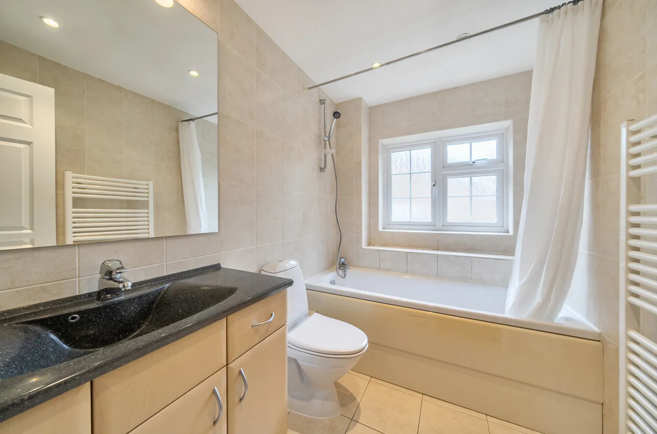 Heronscourt, Lightwater, Surrey, GU18 5SW, photo 9