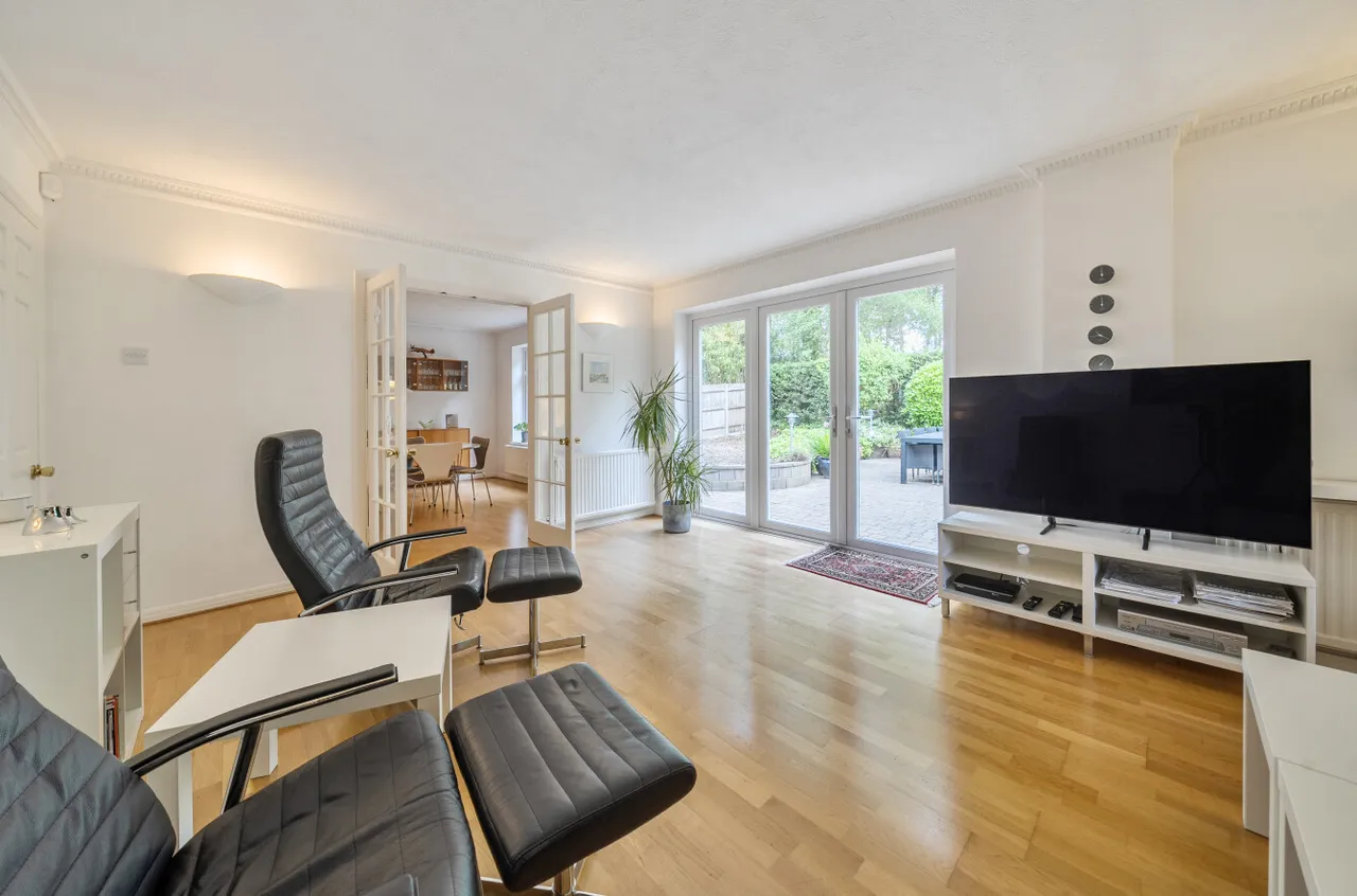 Heronscourt, Lightwater, Surrey, GU18 5SW, photo 3