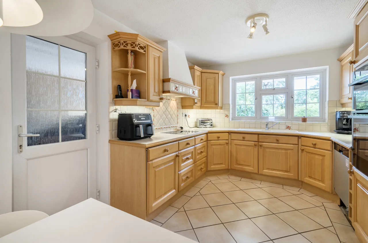 Heronscourt, Lightwater, Surrey, GU18 5SW, photo 18