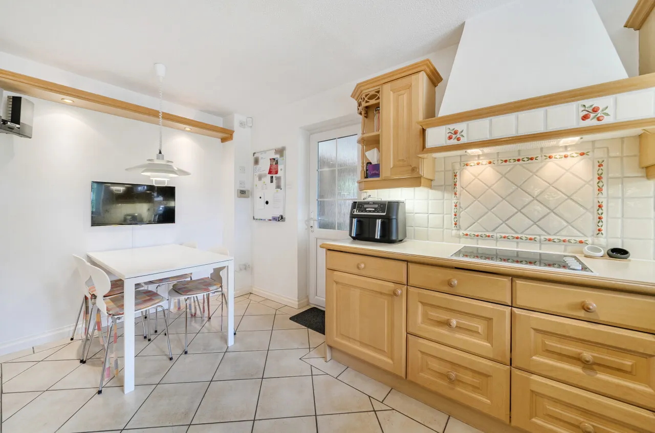 Heronscourt, Lightwater, Surrey, GU18 5SW, photo 5